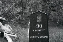 Langs den gamle hovedveien mellom Kristiansand og Stavanger (Lyngdal-Feda) sto dette skiltet igjen 13. juli 1962. Jeg har notert stedsnavnet Vatland. Ikke så langt fra Dra